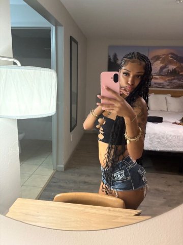 Tacoma Female Escort — petite discreet sessions - 1
