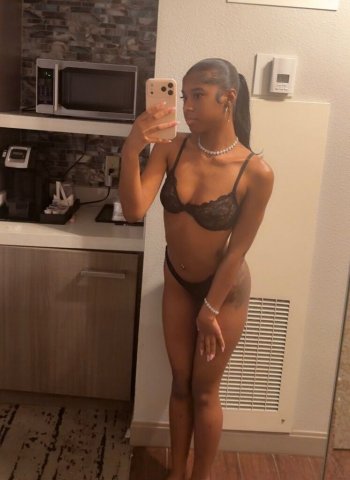 Charlotte Petite 22-Year-Old Companion for Upscale Evenings - 1