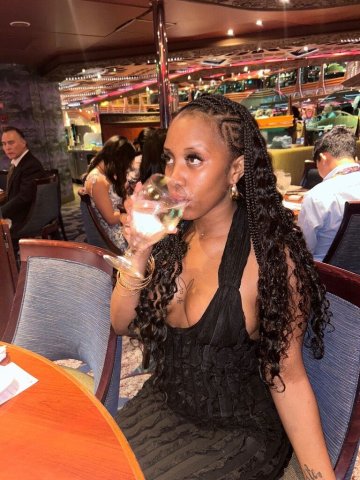 Minneapolis/St. Paul Queen Escort — Incall or Outcall Hookups - 1