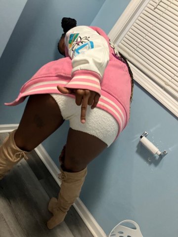 Kansas City MO Woman Escort — Short, sexy vibes - 1