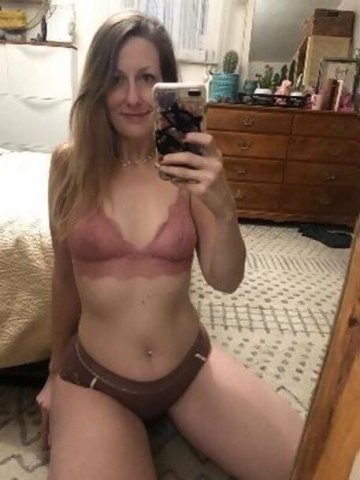 Milwaukee, WI 40 Older Horny Mom — Incall/Outcall, Video Chat & Custom Videos - 1