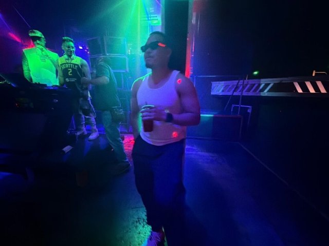 Seattle Male Escort — 5'1”, 160 lbs, well-endowed (17 cm) - 1
