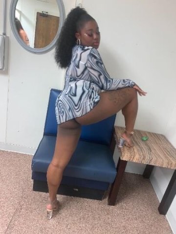 Cedar Rapids Female Escort — outcall required, no carplay - 1