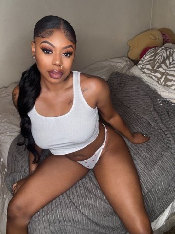 Portland, Oregon Escort — Special Hershey Bar Deal (Creamy) & Live Content - 1