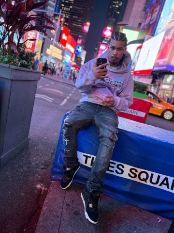 Serious inquiries only — Queens male escort (slim to average) - 1