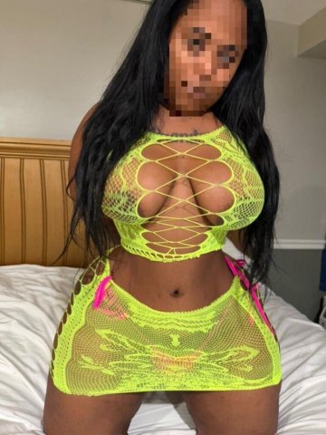 Pamela, Latina Colombian Girl (29) — Brunette Curves - 1