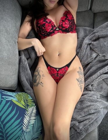 Albany, NY Female Escort — private companionship with discreet hosting or travel - 1