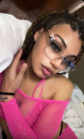 Bakersfield Female Escort — outcalls and cardates, foot fetish welcome - 1