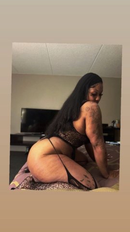 Discreet MILF Escort in Philadelphia — Incall, Outcall & CarPlay - 1