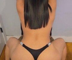 Latina sensual con garganta profunda y gran trasero - Image 2