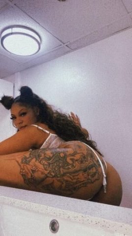 Mall Area Wilmington OnlyFans Creator — https://onlyfans.com/creaaamiest - 1