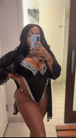 Honolulu Visiting California Bombshell Tianna — Petite Upscale College Hottie - 1