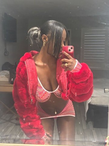 Long Beach Female Escort — Private Figure Model Sessions - 1