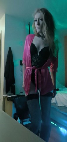 Portland, Oregon Female Escort — Hungry Day Hangout - 1