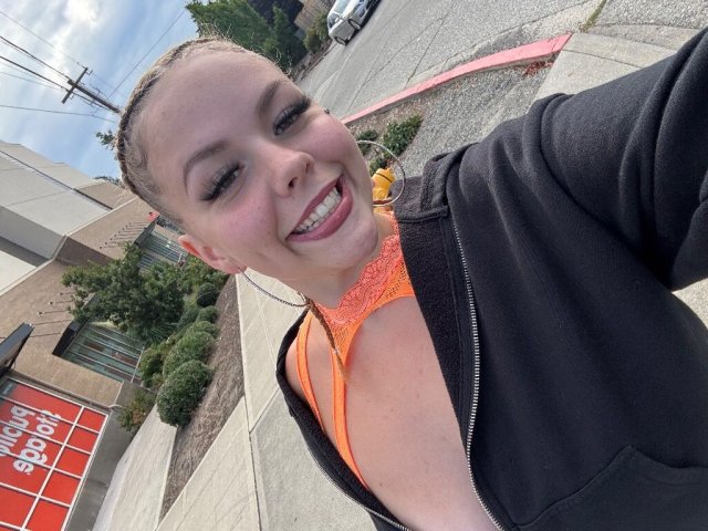 Olympia WA Outcall Female Escort — Wet Jet & Golden/Brown Shower - 1
