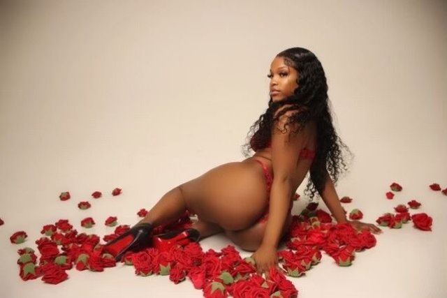 Petite hottie for in-call or out-call fun in AC - 1