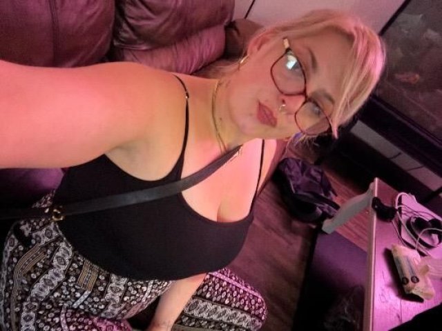 Incalls with Charlie — thick white women, very discreet, and clean - 1