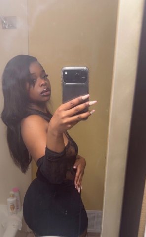 Pittsburgh, PA Female Escort — Chocolate-Themed Hangouts, Massages & Dances (Incall/Outcall) - 1