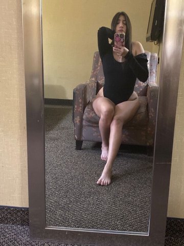 Dahlia (26) — Latina Colombian Female Escort (Incall) w/ Massages & Kiss - 1