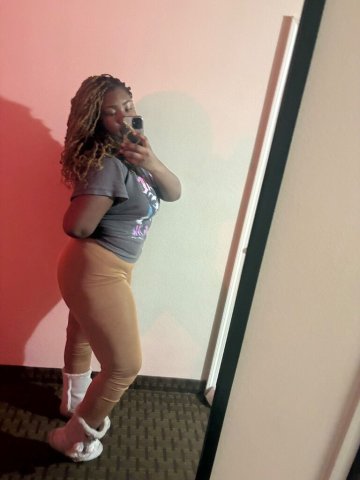 Curvy & Confident Female Escort — Tight & Creamy Services - 1
