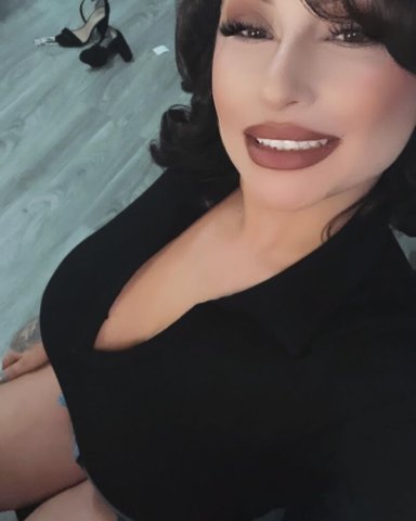 Busty Brunette Escort — Phoenix, AZ, OUT ONLY - 1