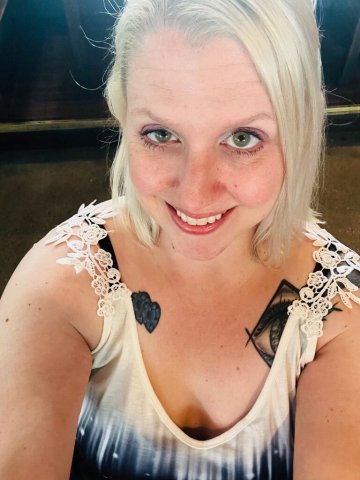 Pretty Blonde (38) — Curvy Blonde Escort - 1