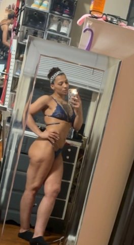 St. Louis Female Escort — 5'5" Brown Eyes, Caramel Complexion - 1