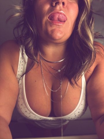 Thicc MILF Escort in Tampa — Thick Thighs & Brown Eyes - 1