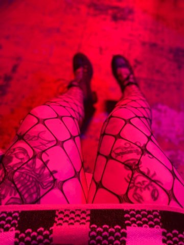 Minneapolis/St. Paul Fun-Size Escort (Curvy) — Content + Pics/Videos - 1