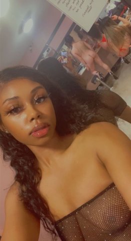 Everett WA Female Escort — Unrushed, deeply intimate moments - 1