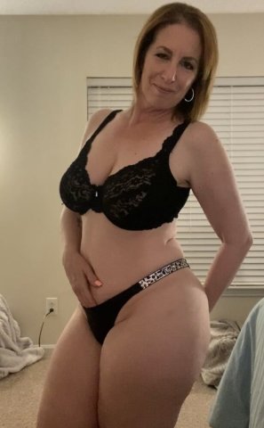 Older independent mom-style escort in Austin — incall, outcall & car fun - 1