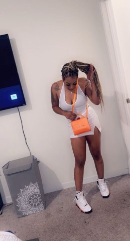 Minneapolis/St. Paul Female Escort — discreet, foot fetish friendly - 1