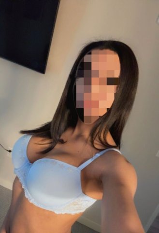 London — Minneapolis Female Escort for Cuddling & Massage (CBJ) - 1