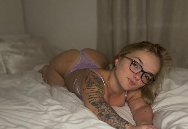 Omaha NE Escort Girl — Full service incall/outcall, car fun, video chat - 1