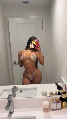Discreet Latina escort in Dallas — body-focused experiences - 1
