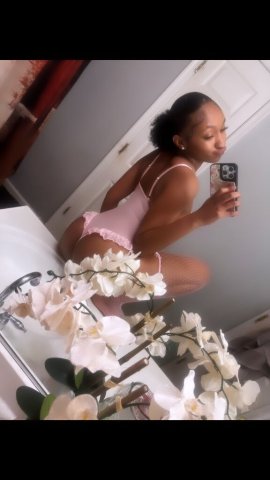 Petite Escort (No Bare / Out Door or Car Only) - 1