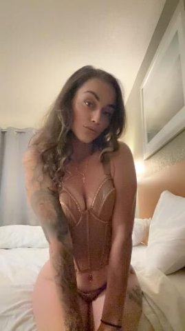 Slim build, pretty eyes — discreet San Francisco escort (rates by text) - 1