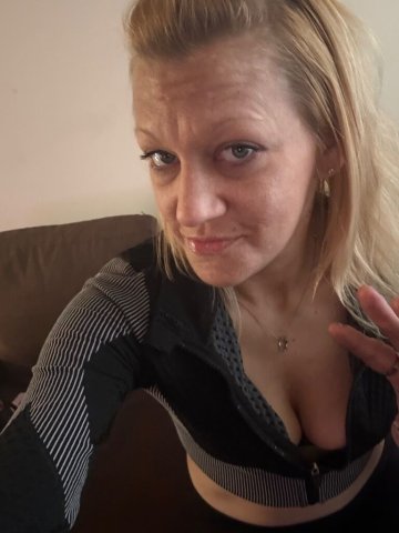 Mandy — Discreet, Fetish-Friendly Female Escort (Incall & Outcalls) - 1