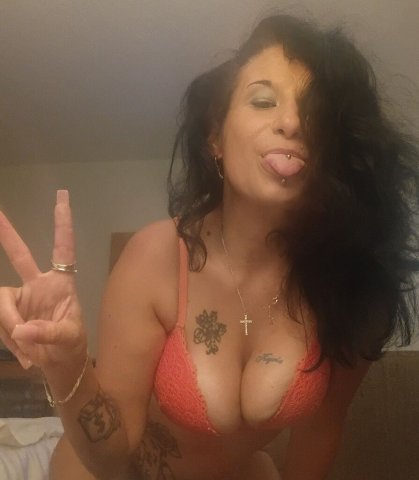 West Memphis In-Call Female Escort — petite spinner, massage + happy ending - 1