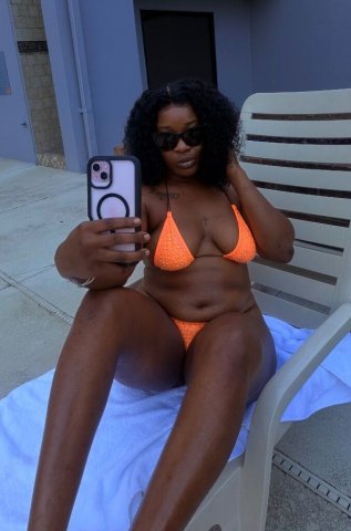 Raleigh-Durham Female Escort — In-call & outcall with no-bare policy - 1