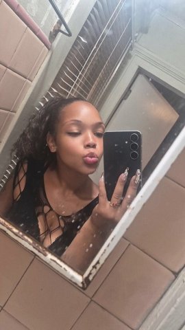 Portland, Oregon MILF Escort — Big Booty - 1
