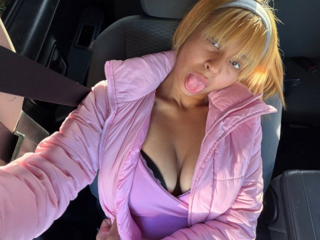 Petite Latina Female Escort — Live shows & naughty content - 1