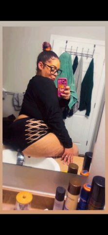 Ally (5'3) in Quincy, MA — classy thick companion for discreet texting - 1