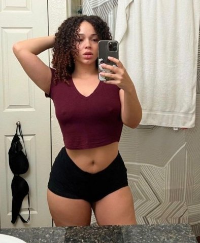 Warwick Female Escort — Discreet 420-Friendly Sex - 1