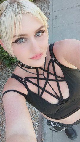 Bambi (36) — Fresno CA Big Booty Curvy White Girl Escort - 1