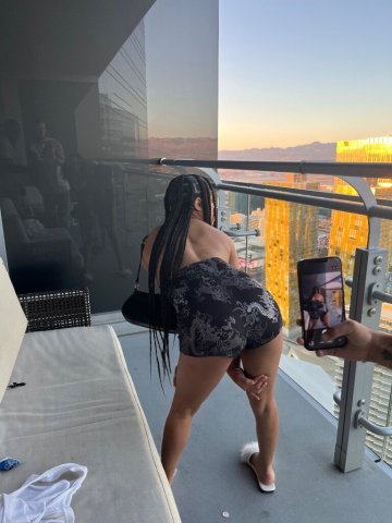 Petite 19 Escort - 1