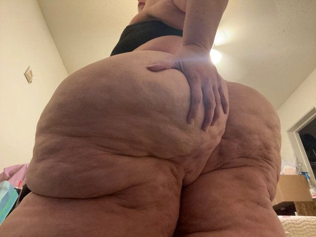 New Orleans SSBBW Latina Escort — 70in hips, pear-shaped, soft & juicy - 1