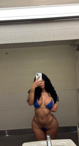 Gracie (25) — Latina girl, Spanish & English - 1