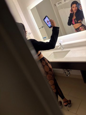 Petite creamy escort — Monterey incall & outcall - 1