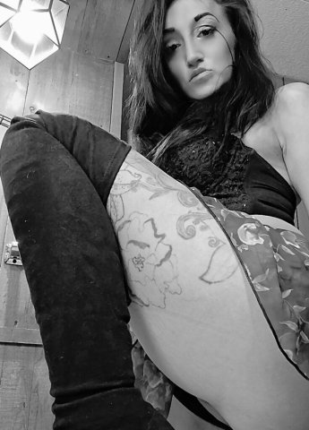 Portland Female Escort — Incall & Outcall Specials, 30-Min Notice - 1